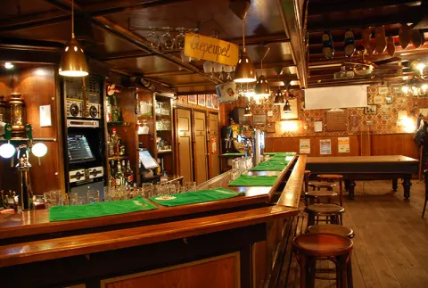 Het bruin café met biljart en bar