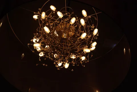Kroonluchter in het café