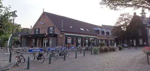 Het pand van 't Tramstation aan het Raadhuisplein met fietsen voor de deur
