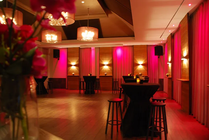 Statafels in rood licht, klaar voor een receptie