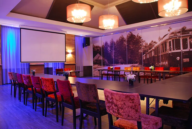 Vergaderopstelling in de zaal met projectiescherm