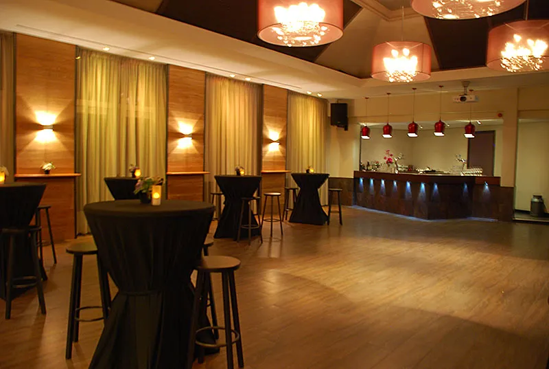 De zaal met eigen bar en statafels