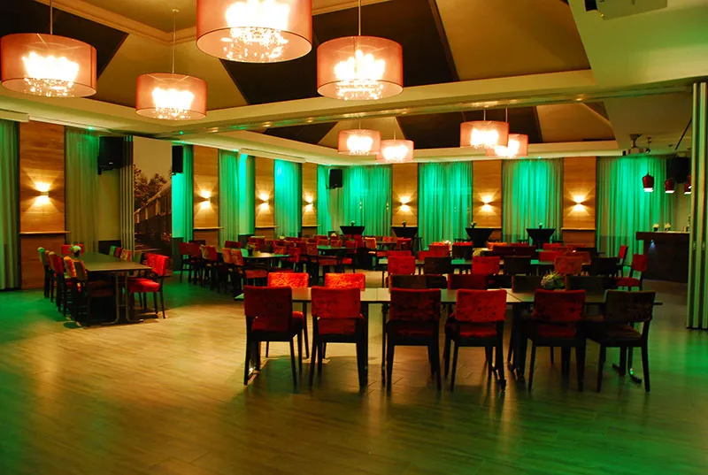 Dezelfde zaal in groen sfeerlicht